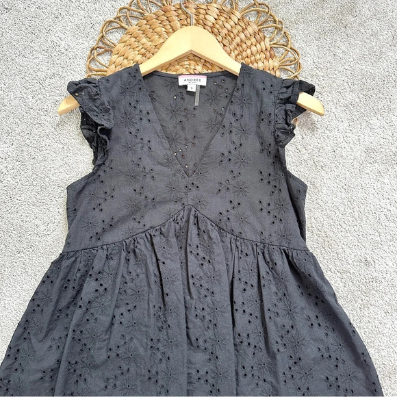 Andree By Unit Eyelet Flutter Sleeveless Floral Blouse Top Black Size S - Picture 3 of 10